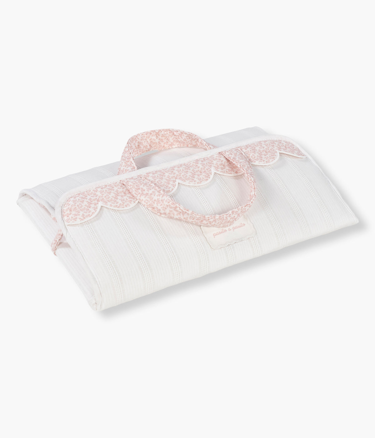 Vista compactada da cesta organizadora Maison Tender da Pasito a Pasito. Elegante cesta que ajuda a manter os essenciais da bebé organizados e sempre à mão. Fabricada em 100% algodão, possui um formato leve e estruturado, ideal para colocar junto ao muda-fraldas, sobre a cómoda ou numa prateleira. O delicado padrão de flores em tons de rosa combina funcionalidade com o estilo suave e elegante da coleção Maison Tender.