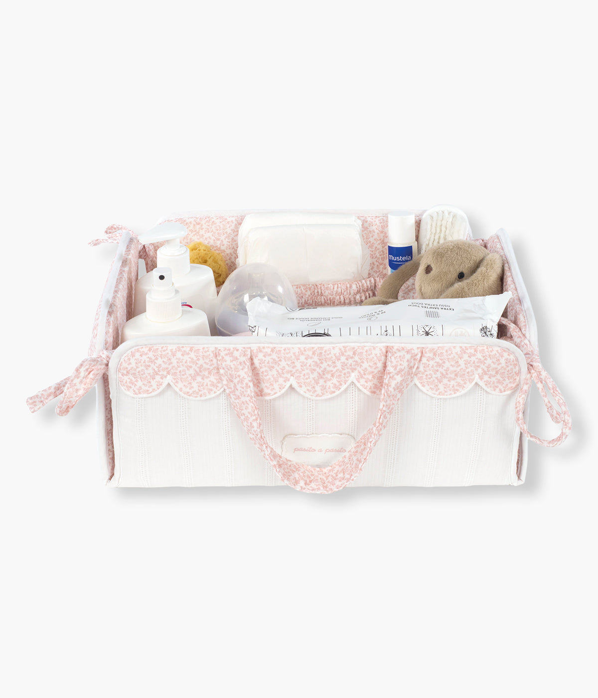 Vista frontal da cesta organizadora Maison Tender da Pasito a Pasito. Elegante cesta que ajuda a manter os essenciais da bebé organizados e sempre à mão. Fabricada em 100% algodão, possui um formato leve e estruturado, ideal para colocar junto ao muda-fraldas, sobre a cómoda ou numa prateleira. O delicado padrão de flores em tons de rosa combina funcionalidade com o estilo suave e elegante da coleção Maison Tender.