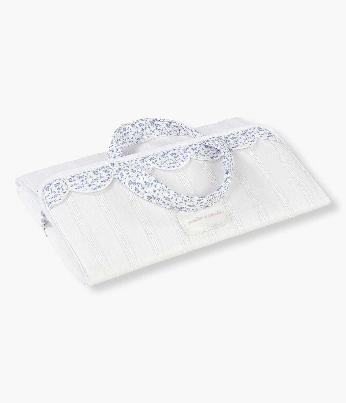 Vista fechada e compactada da cesta organizadora Maison Tender da Pasito a Pasito. Elegante cesta que ajuda a manter os essenciais do bebé organizados e sempre à mão. Fabricada em 100% algodão, possui um formato leve e estruturado, ideal para colocar junto ao muda-fraldas, sobre a cómoda ou numa prateleira. O delicado padrão de coelhos em tons de azul combina funcionalidade com o estilo suave e elegante da coleção Maison Tender.