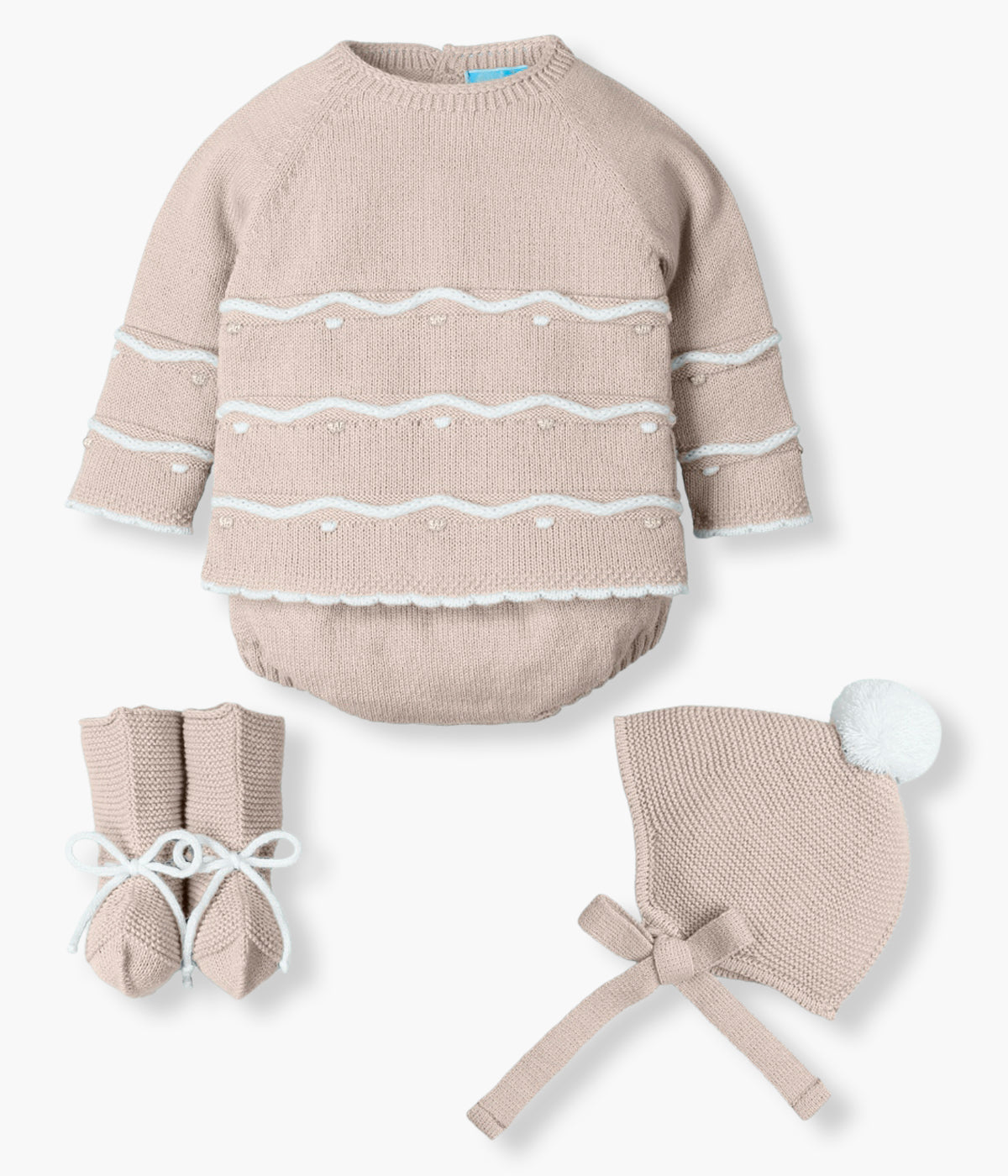 Vista frontal do conjunto de 4pc em malha bege da Mac Ilusión para bebé e recém-nascido(a). Camisola com bolinhas e detalhes com relevo em branco e tons de bege. Tapa fraldas liso. Gorro com pompom branco. Carapins tipo bota com cordão.