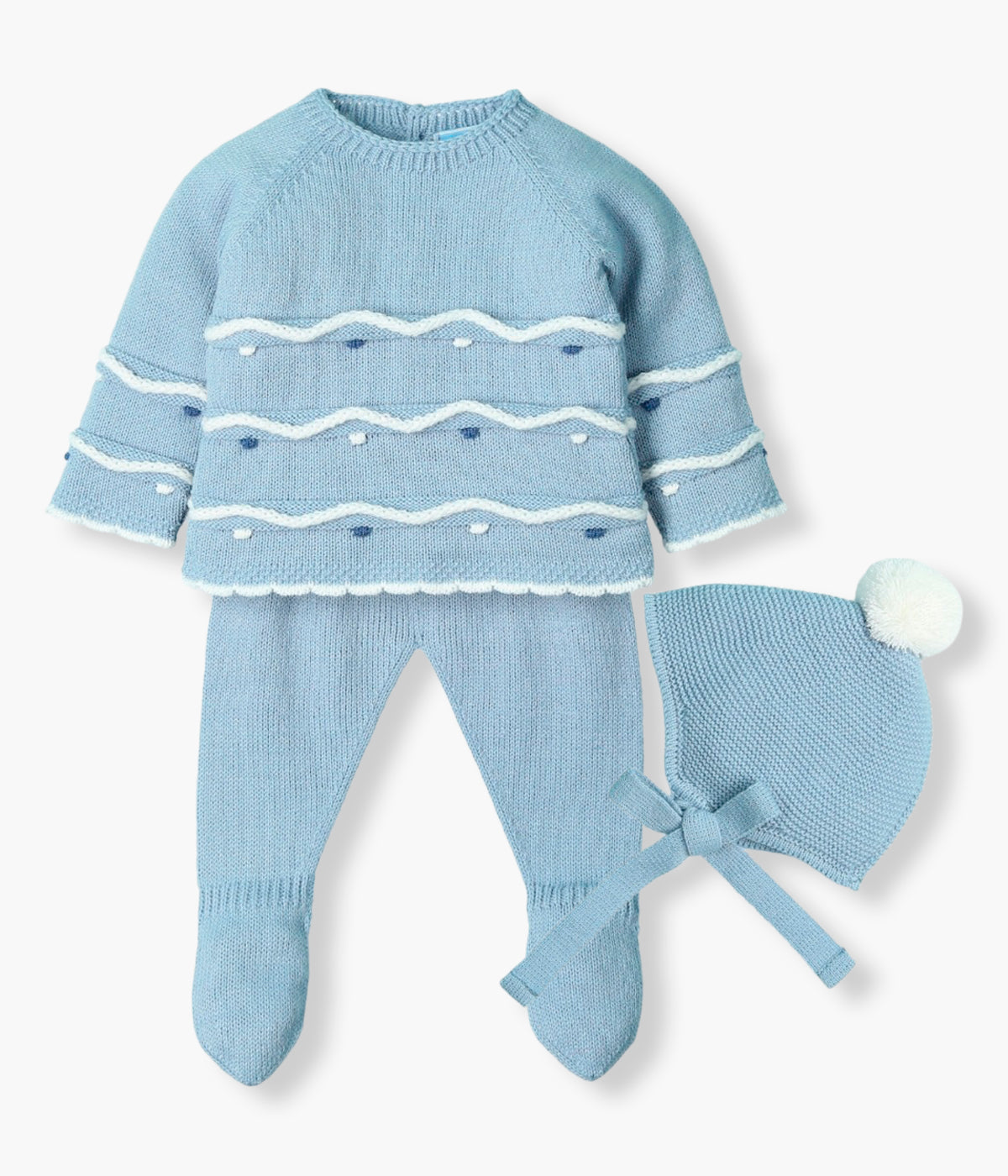 Vista frontal do conjunto de 3pc em malha azul da Mac Ilusión para bebé e recém-nascido(a). Camisola com bolinhas e detalhes com relevo em branco e tons de azul. Calças lisas com pés. Gorro com pompom branco.
