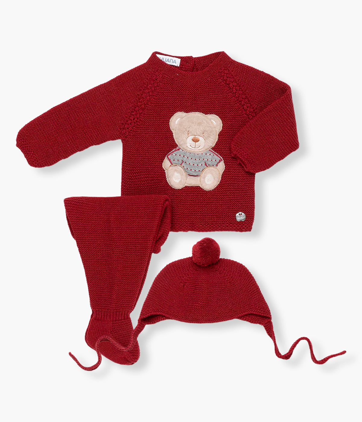 Vista frontal do conjunto de 3pc em malha vermelha com lã composto por camisola, calças e gorro da Juliana para bebé e recém-nascido(a). Camisola com urso com suave pelo na frente. Calças com pés. Gorro com pompom.