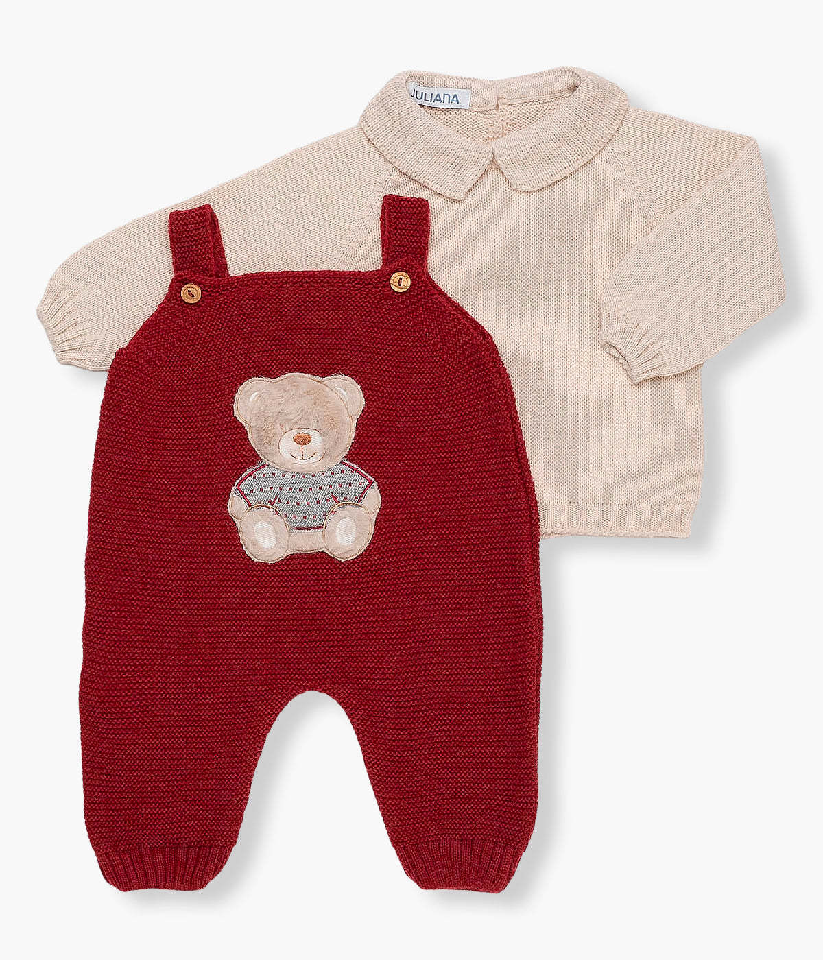 Vista frontal do conjunto de 2pc composto por camisola e macacão da Juliana para bebé e recém-nascido(a). Camisola bege com gola bico. Macacão de alças vermelho com urso na frente. Camisola de aberturas nas costas e macacão de abertura nas alças.