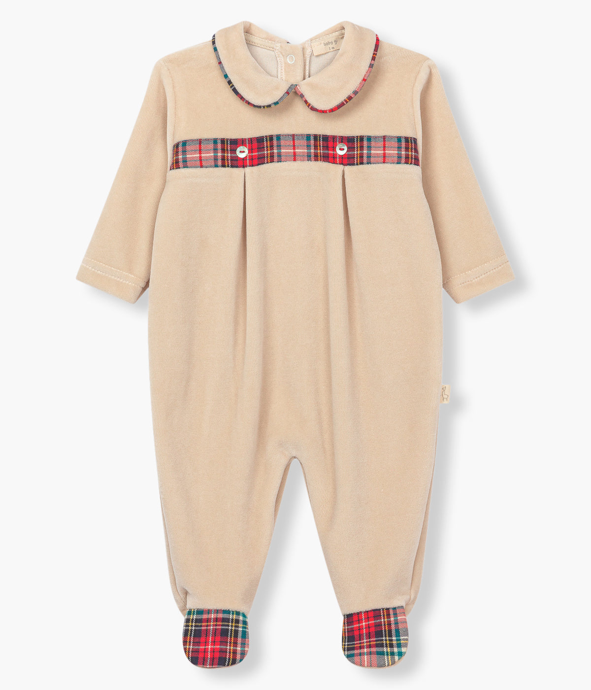 Vista frontal do babygrow em veludo bege da Baby Gi para bebé e recém-nascido(a). Gola redonda cortada, pés e faixa no peito com padrão xadrez em tons de vermelho, verde e bege. Abertura nas costas e entrepernas.