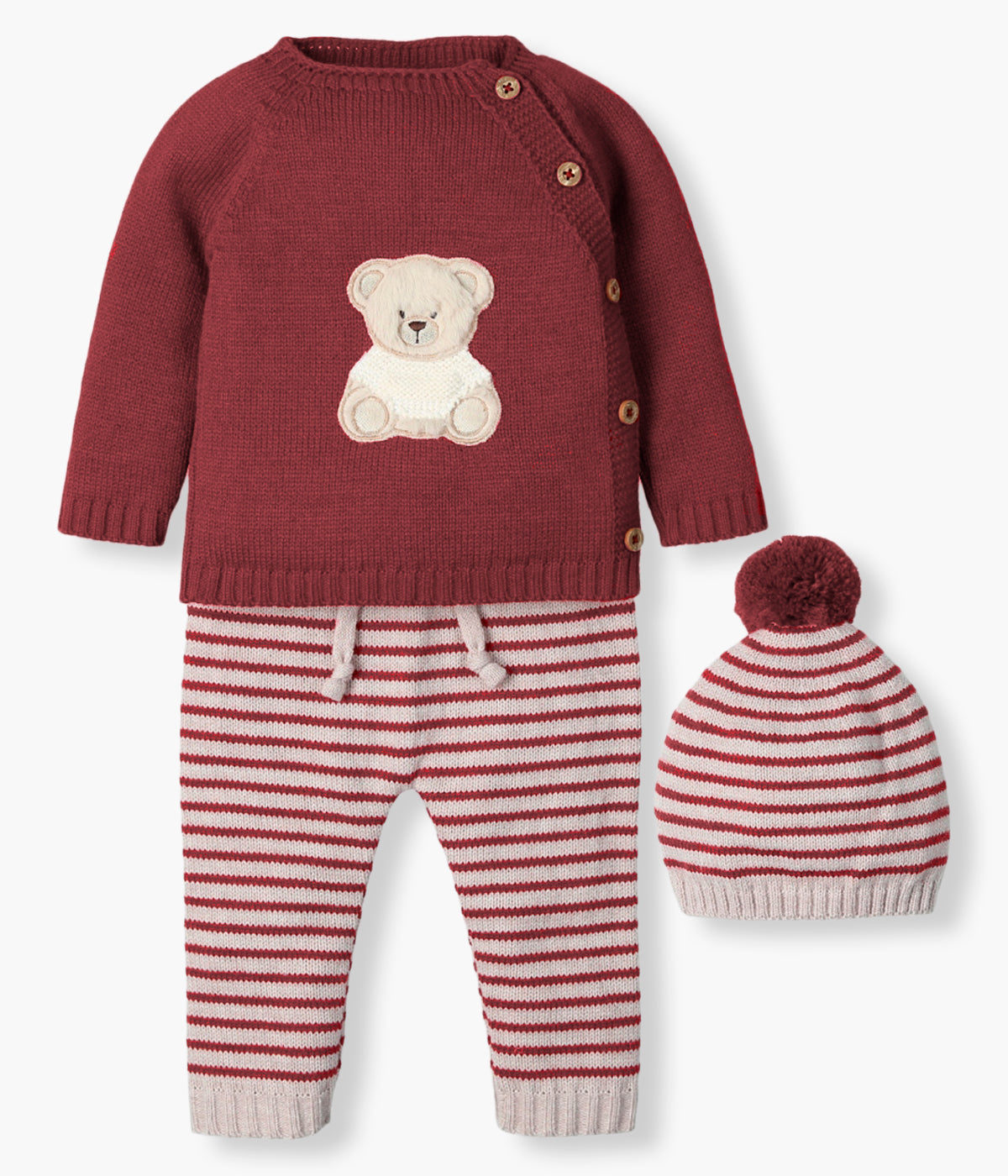 Vista frontal do conjunto em malha composto por 3pc da Mac Ilusión para bebé e recém-nascido(a). Camisola vermelho-escuro de abertura total na lateral com urso no peito. Calças e gorro cinza com riscas vermelho-escuro. Gorro com pompom.