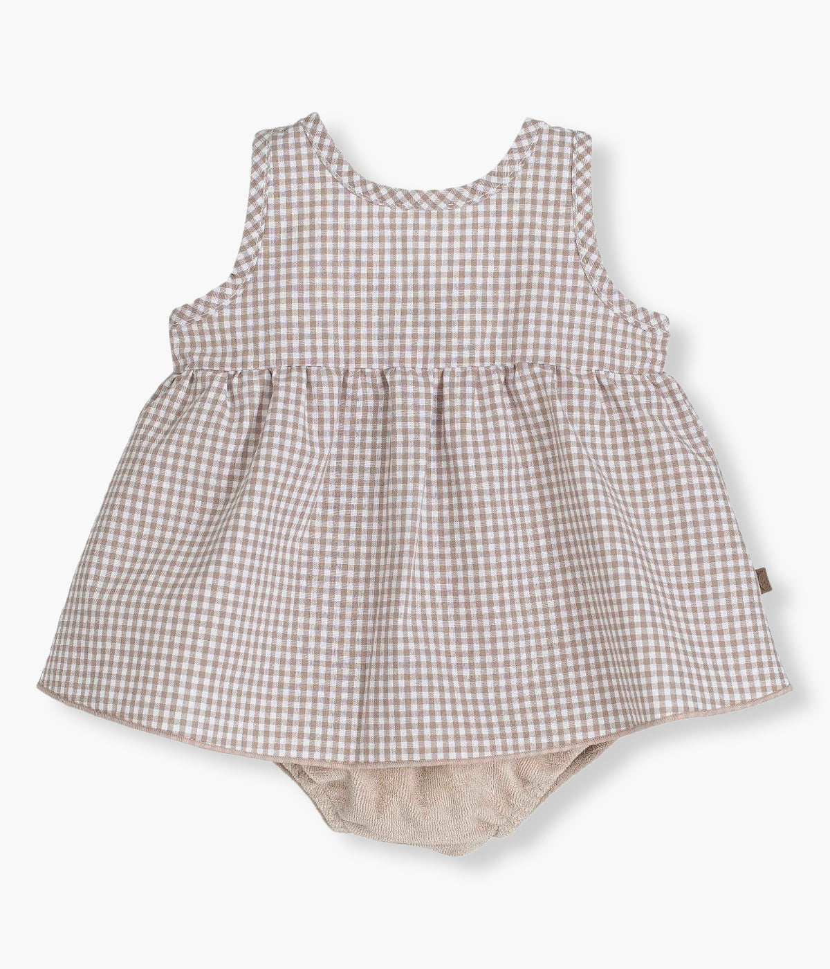 Vista de frente do conjunto em algodão bege e branco da Calamaro Baby para bebé menina e recém‑nascida composto por vestido e tapa fraldas. Vestido sem mangas de padrão vichy bege e branco com laço bege liso nas costas. Tapa fraldas liso a combinar.