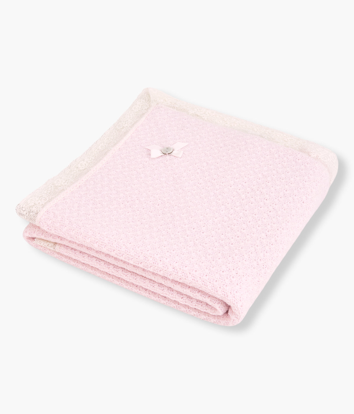 Vista frontal da manta de malha rosa da Paz Rodríguez para bebé menina e recém-nascida. Suave manta de malha detalhada de formato quadrado com contorno em renda bege e medalha de madrepérola com pequeno laço.