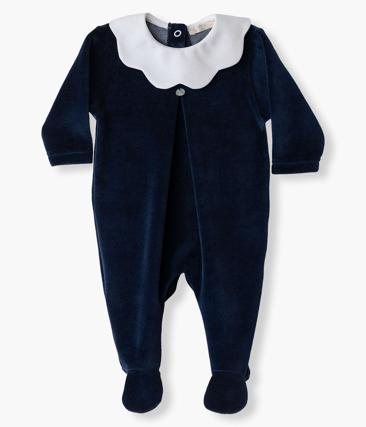 Babygrow em veludo azul-marinho da Baby Gi para bebé e recém-nascido(a). Gola ondulada branca e vinco com medalha Baby Gi na frente. Abertura com molas de pressão nas costas e entrepernas.