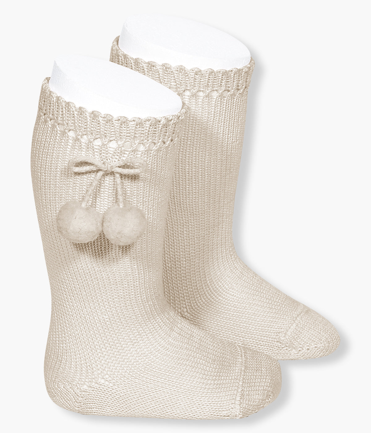 Meias pelo joelho com pompons em algodão anti-pilling de cor linho (304 lino) da marca Cóndor para bebé e recém-nascido(a).
