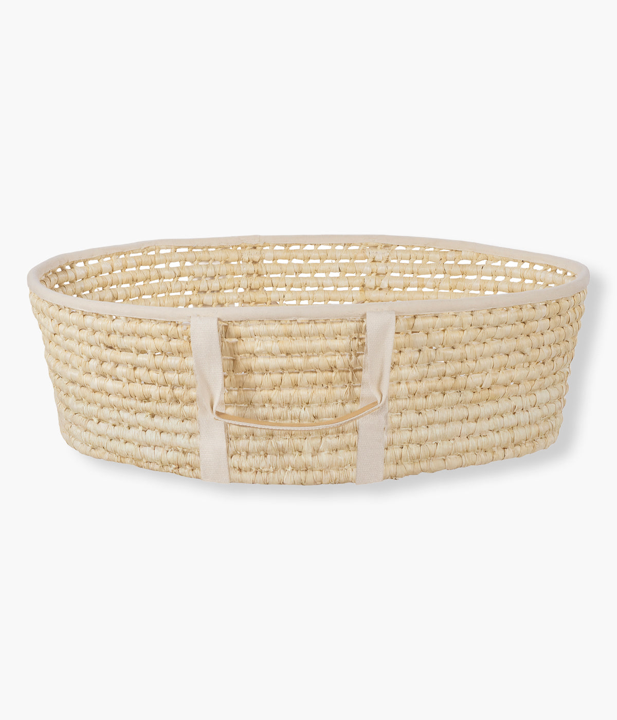 Vista lateral da alcofa em vime natural da Pasito a Pasito com 80x40cm. Elegante moisés que oferece um espaço de descanso confortável, seguro e acolhedor para o recém-nascido durante os primeiros meses de vida.