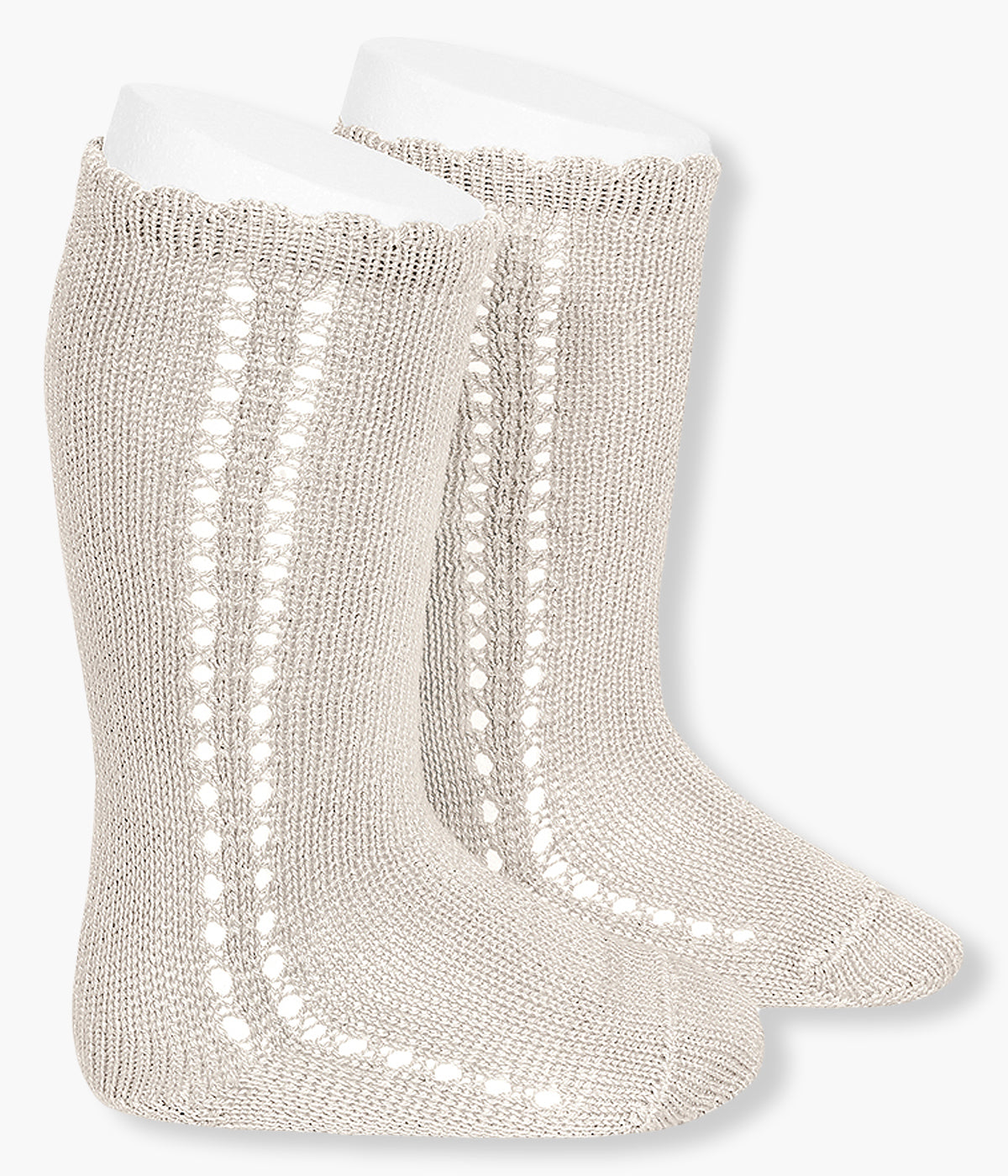 Meia pelo joelho com abertura na lateral efeito espiga em algodão anti-pilling de cor linho (304 lino) da marca Cóndor para bebé e recém-nascido(a).