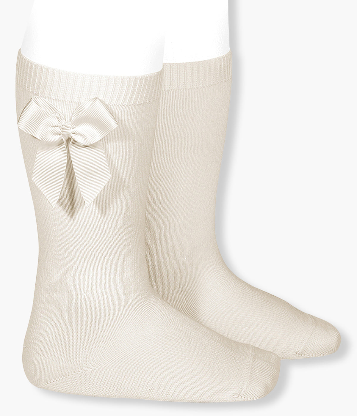 Meias pelo joelho lisas em algodão anti-pilling de cor linho (304 lino) com laço em gorgurão da marca Cóndor para bebé e recém-nascido(a).