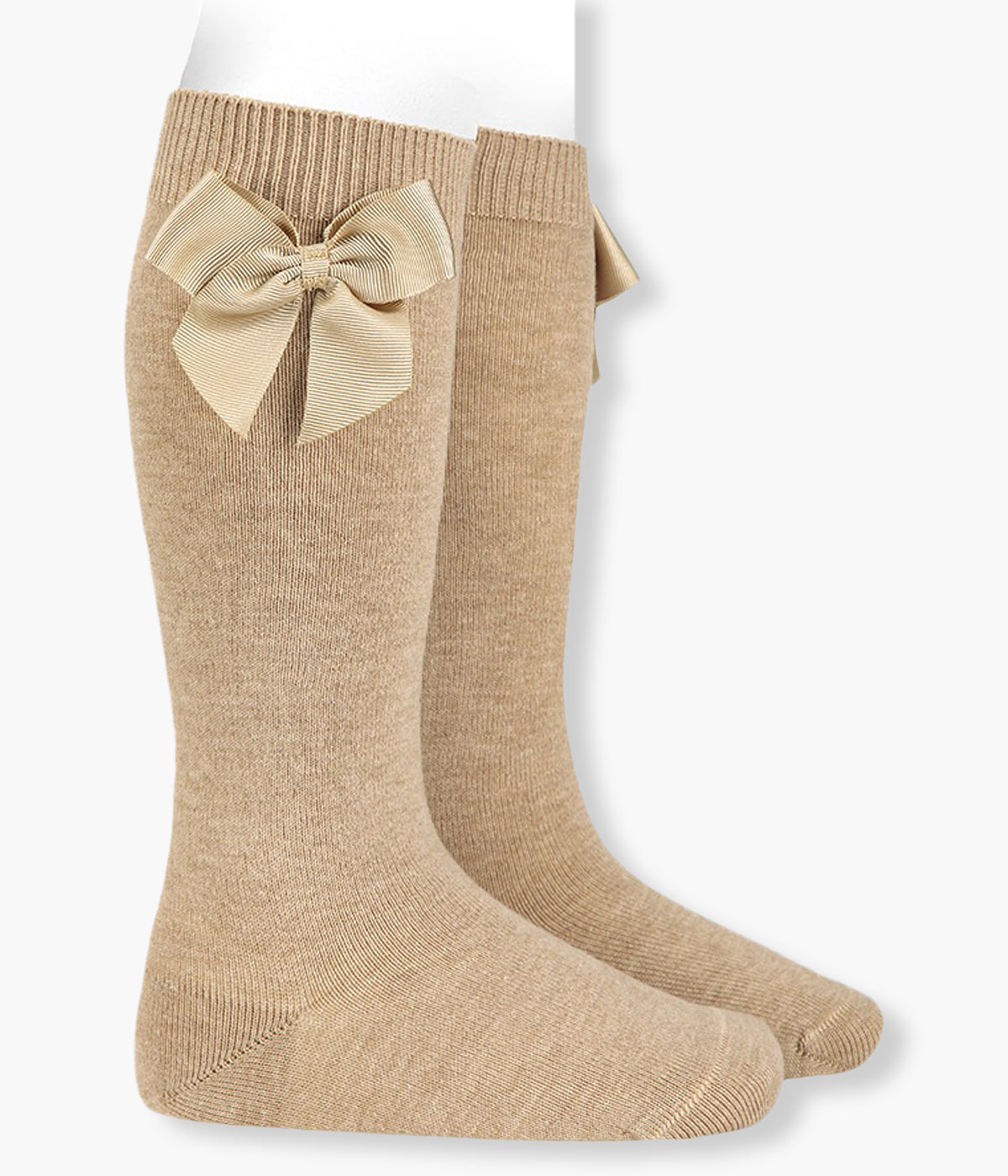 Meias pelo joelho lisas em algodão anti-pilling de cor bege (316 Turrón) da marca Cóndor para bebé e recém-nascido(a). Laço em gorgurão à cor na lateral.