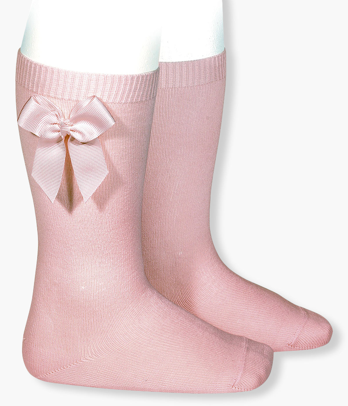 Meias pelo joelho lisas em algodão anti-pilling de cor rosa palo (526) com laço em gorgurão da marca Cóndor para bebé menina e recém-nascida.