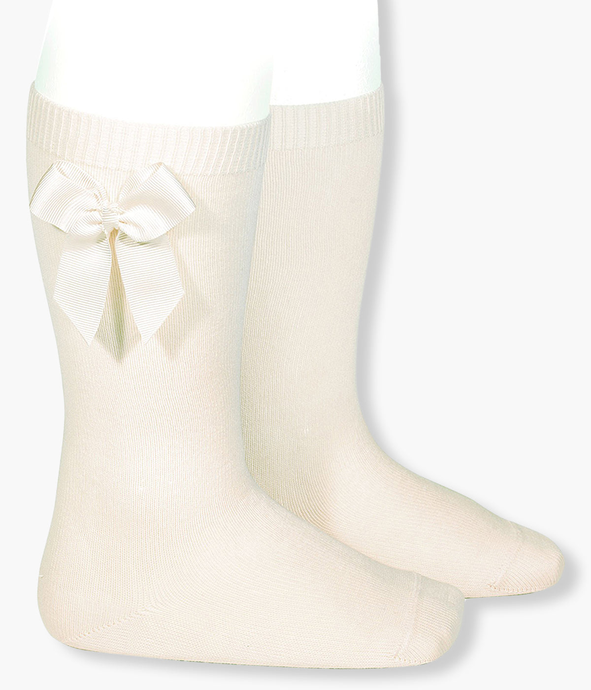 Meias pelo joelho lisas em algodão anti-pilling de cor pérola (303 cava) com laço em gorgurão da marca Cóndor para bebé e recém-nascido(a).
