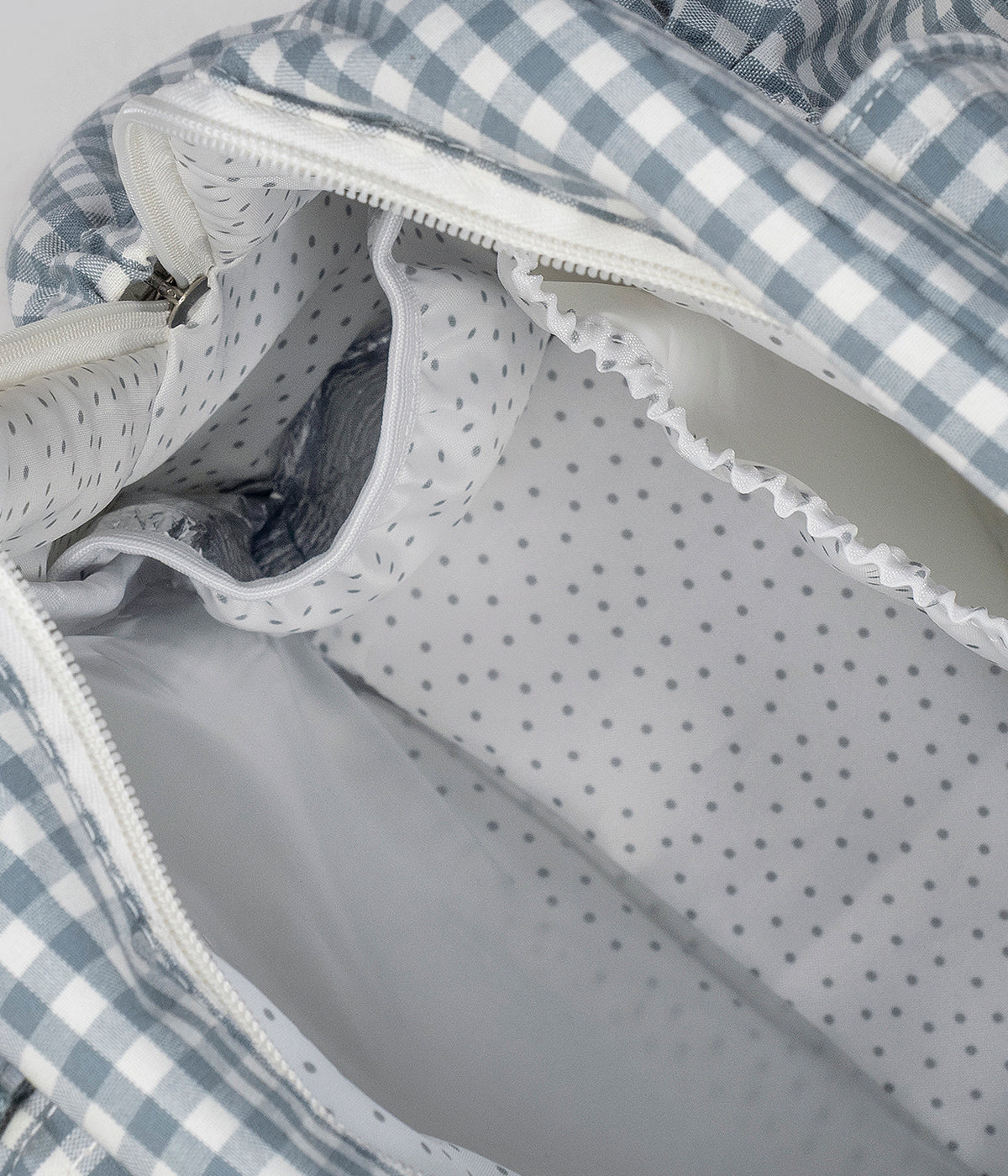 Vista de interior apzoimando o bolso termico da Mochila de Maternidade Walking Mum Praliné Vichy Matcha.