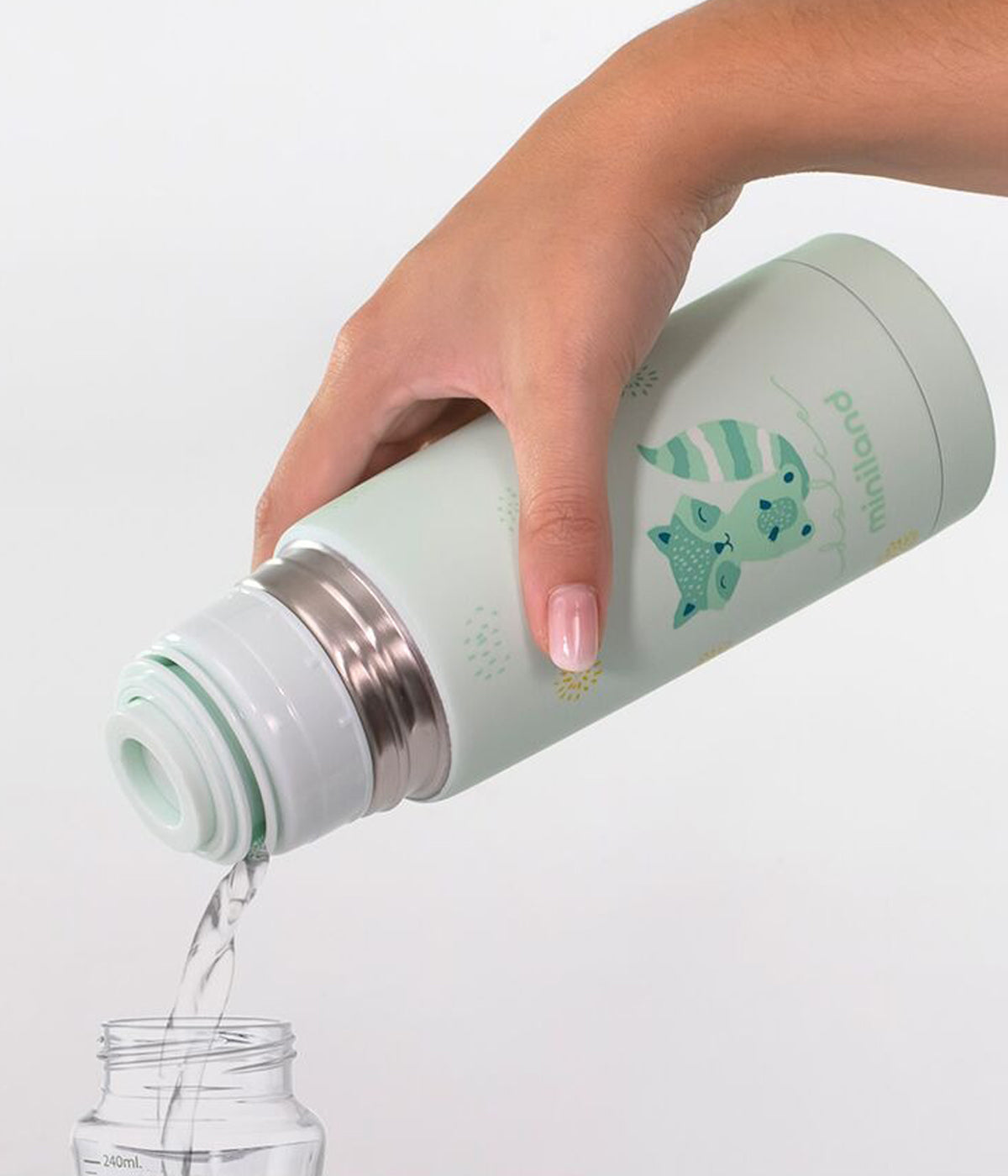 Termo para líquidos Miniland Dolce Mint verde, com capacidade para 350ml, perfeita para manter a temperatura de líquidos quentes ou frios por mais de 24 horas. Este termo é indispensável para ter sempre as refeições do bebé prontas, seja em passeios ou refeições fora de casa.