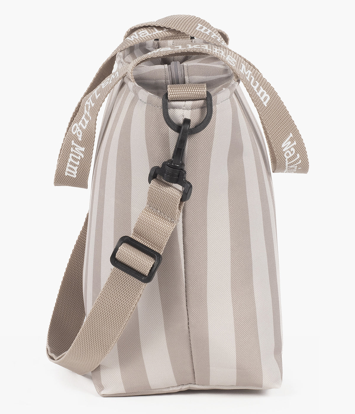 Vista de lado da bolsa Térmica XL Walking Mum Sintra com padrão riscas bege e cinza. Elegante e prática, esta bolsa garante que as bebidas mantêm a sua temperatura por um período de até 12 horas. Possui uma alça longa para usar ao ombro e uma alça curta para a mão, garantindo versatilidade em qualquer passeio.