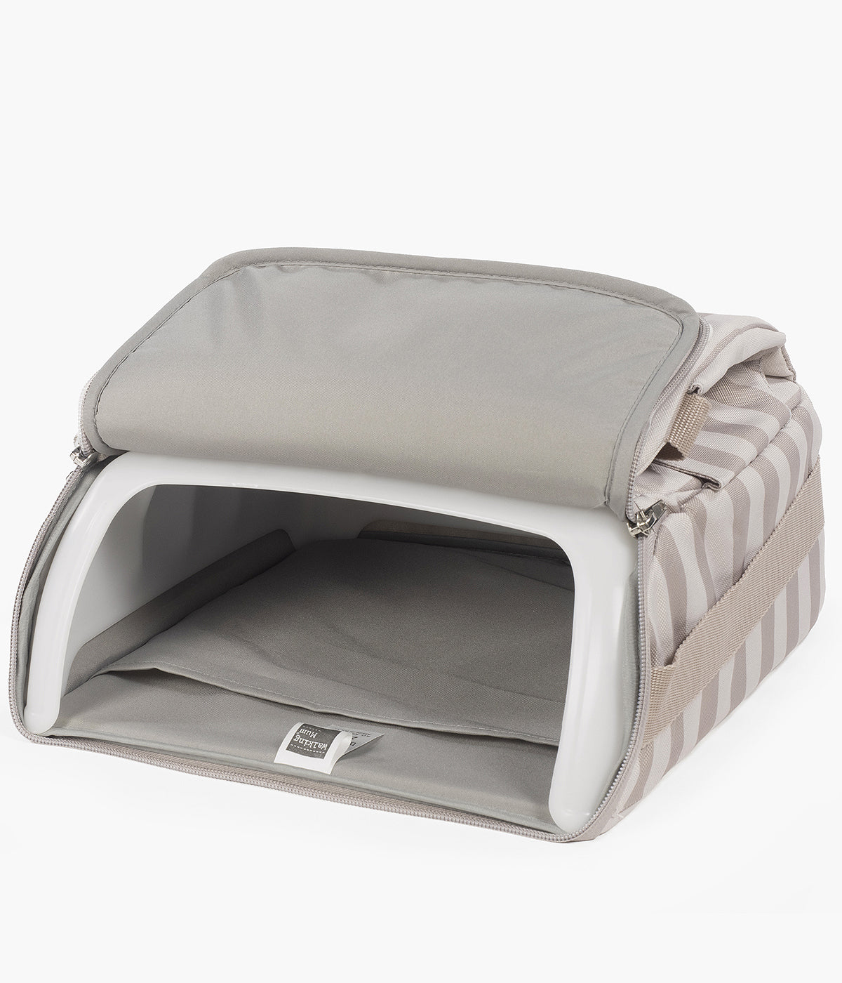 Vista frontal da Cadeira de Refeição Portátil Walking Mum Sintra bege com padrão riscas bege e cinza com compartimento na base.