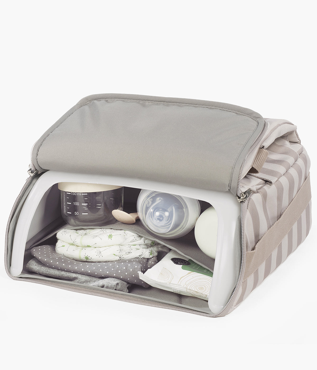 Vista frontal da Cadeira de Refeição Portátil Walking Mum Sintra bege com padrão riscas bege e cinza com compartimento na base.