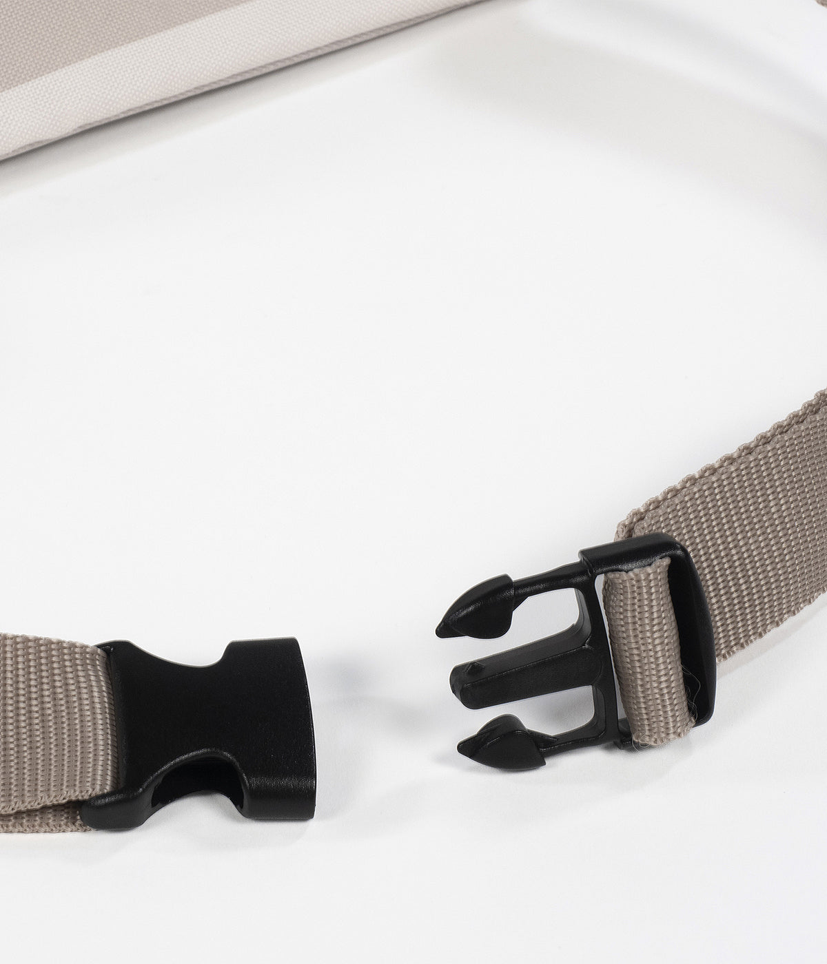 Cadeira de Refeição Portátil Walking Mum Sintra bege com alça para prender na cadeira.