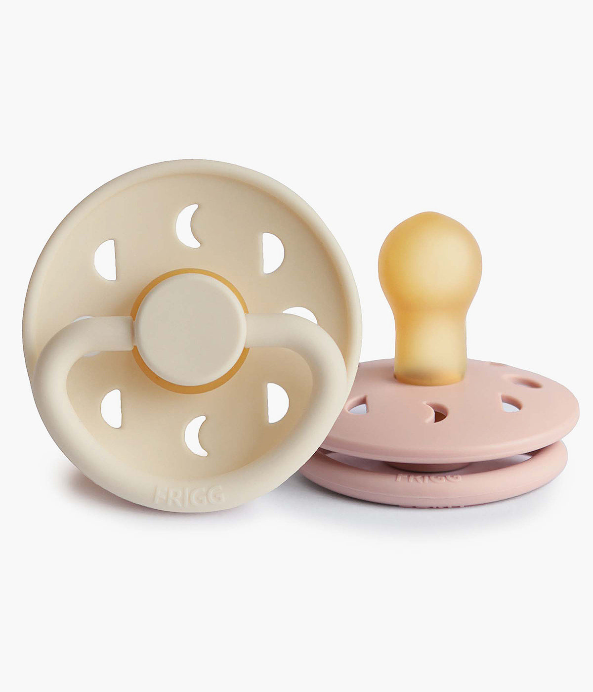 Pack de 2 Chupetas Frigg Moon Phase de design inspirado no movimento da lua. Conjunto de chupetas fabricado na Dinamarca composto por 1 chupeta rosa (blush) e 1 chupeta pérola (cream) com tetina redonda em borracha natural (látex).