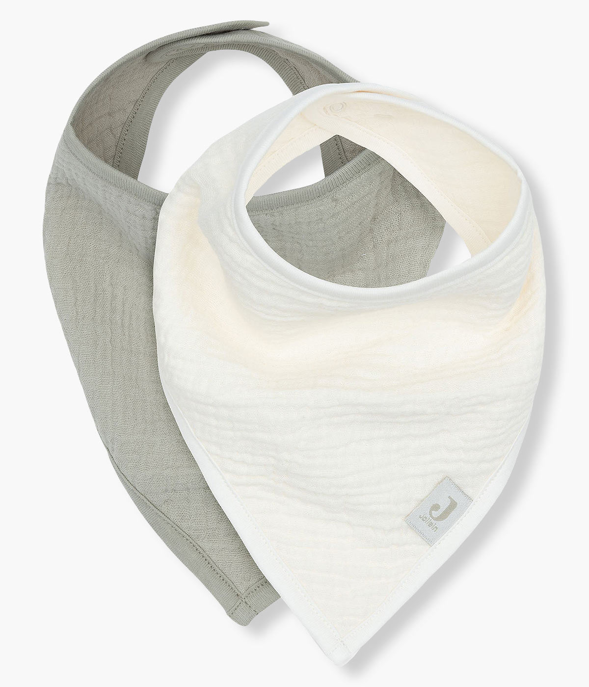 Pack composto por duas bandanas em algodão musselina verde e pérola da marca Jollein para bebé e recém-nascido(a). Fecho com molas de pressão.