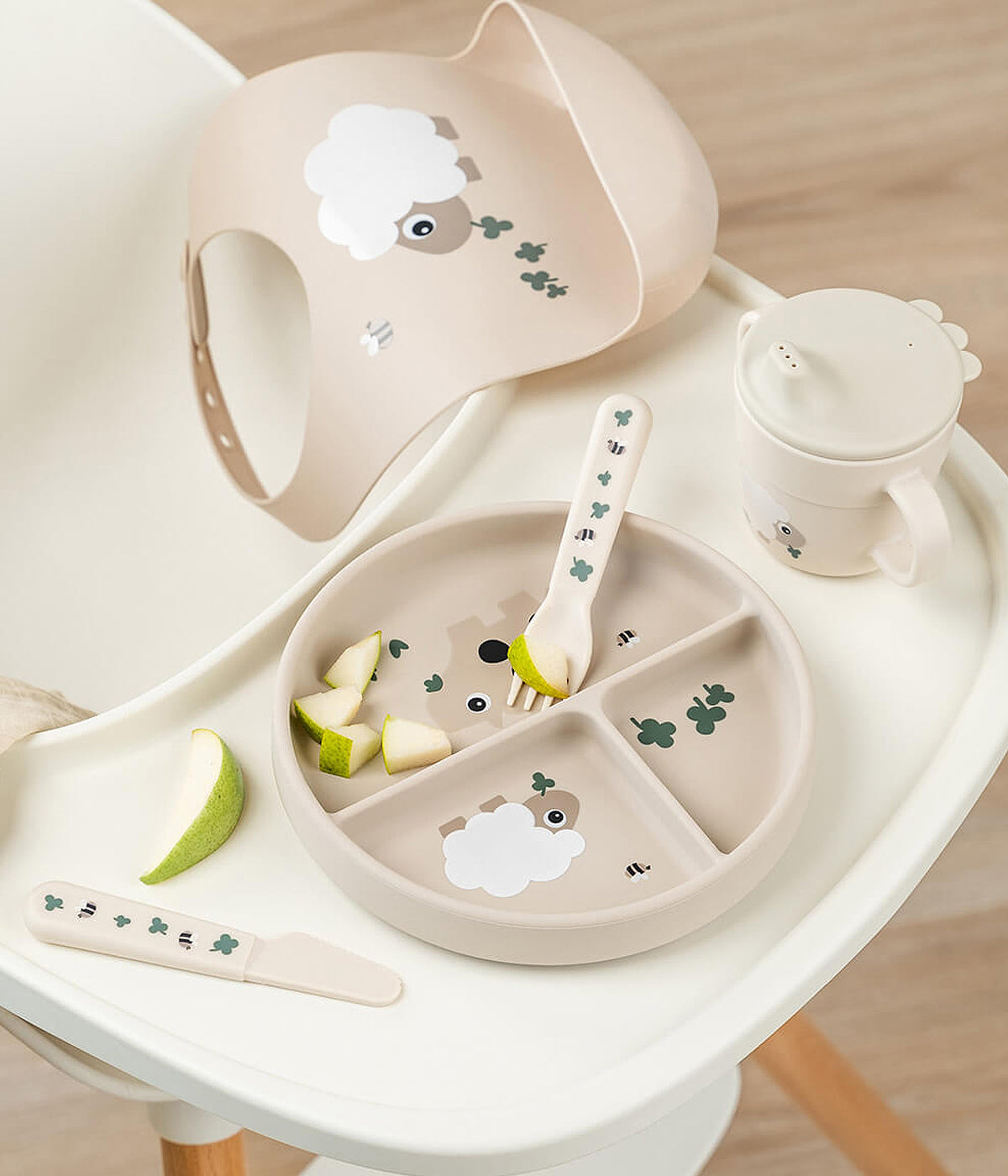 Vista de toda a coleção Done by Deer Tiny Farm bege.