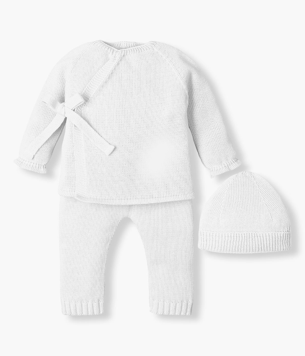 Conjunto de 3 peças em malha branco da Mac Ilusión composto por camisola de abertura trespasse, calças sem pés e gorro para bebé e recém-nascido(a).