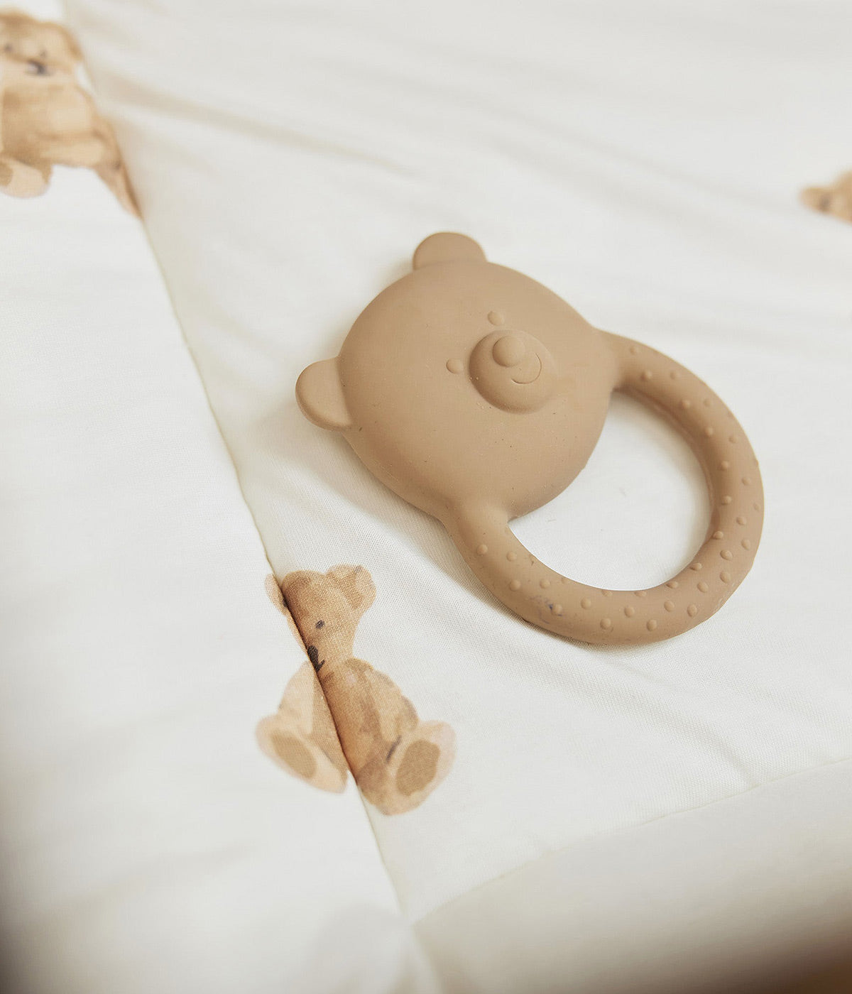 Anel de dentição para bebé da marca Jollein, ideal para aliviar o desconforto do nascimento dos primeiros dentinhos. Com formato de urso castanho, feito de borracha natural resistente e macia, proporciona uma experiência de mastigação agradável, ajudando no desenvolvimento da mandíbula e reduzindo a dor da dentição.