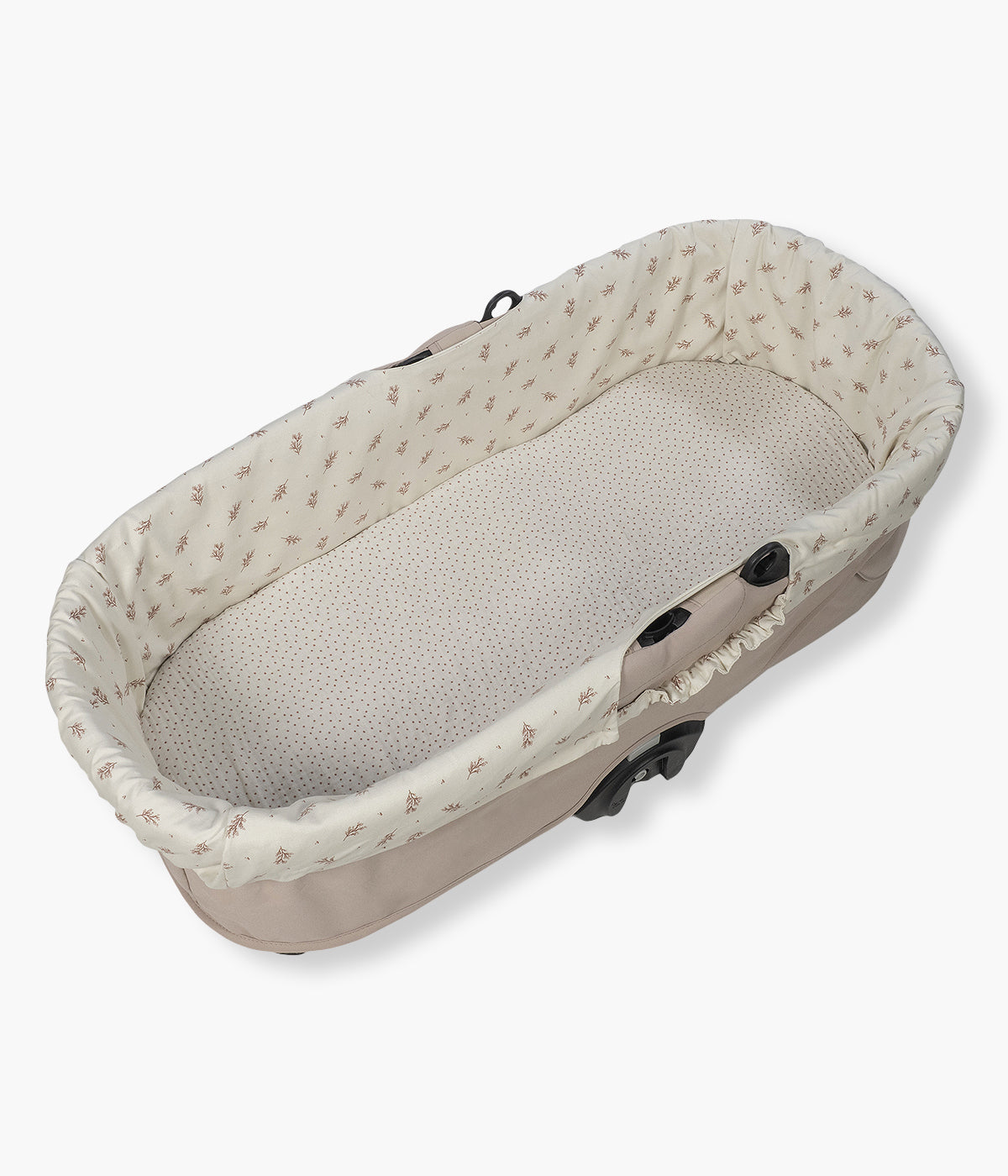 Forra para alcofa Walking Mum Mimosa pérola com padrão rosa, 100% algodão. Desenhado para proporcionar ao bebé o máximo conforto e elegância, este conjunto é composto por uma forra com elásticos e um lençol tecido musselina ajustável de toque suave e respirável, ideal para a pele delicada do recém-nascido.