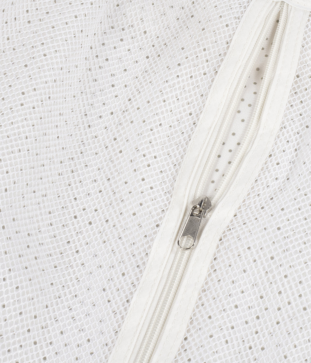 Mala de maternidade Walking Mum Sintra. Com um padrão riscas verdes e cinza, esta mala impermeável oferece o equilíbrio perfeito entre estilo e praticidade, permitindo-lhe transportar tudo o que precisa para o dia do nascimento de forma organizada e confortável.