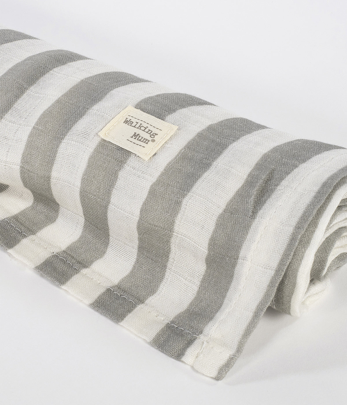 Swaddle musselina em bambu Walking Mum Sintra para bebé. Macia e delicada fralda com padrão riscas em tons de verde e bege com as dimensões de 115x115cm. Prática musselina com diversas utilizações tais como: swaddling, apoio à amamentação ou fresco cobertor.