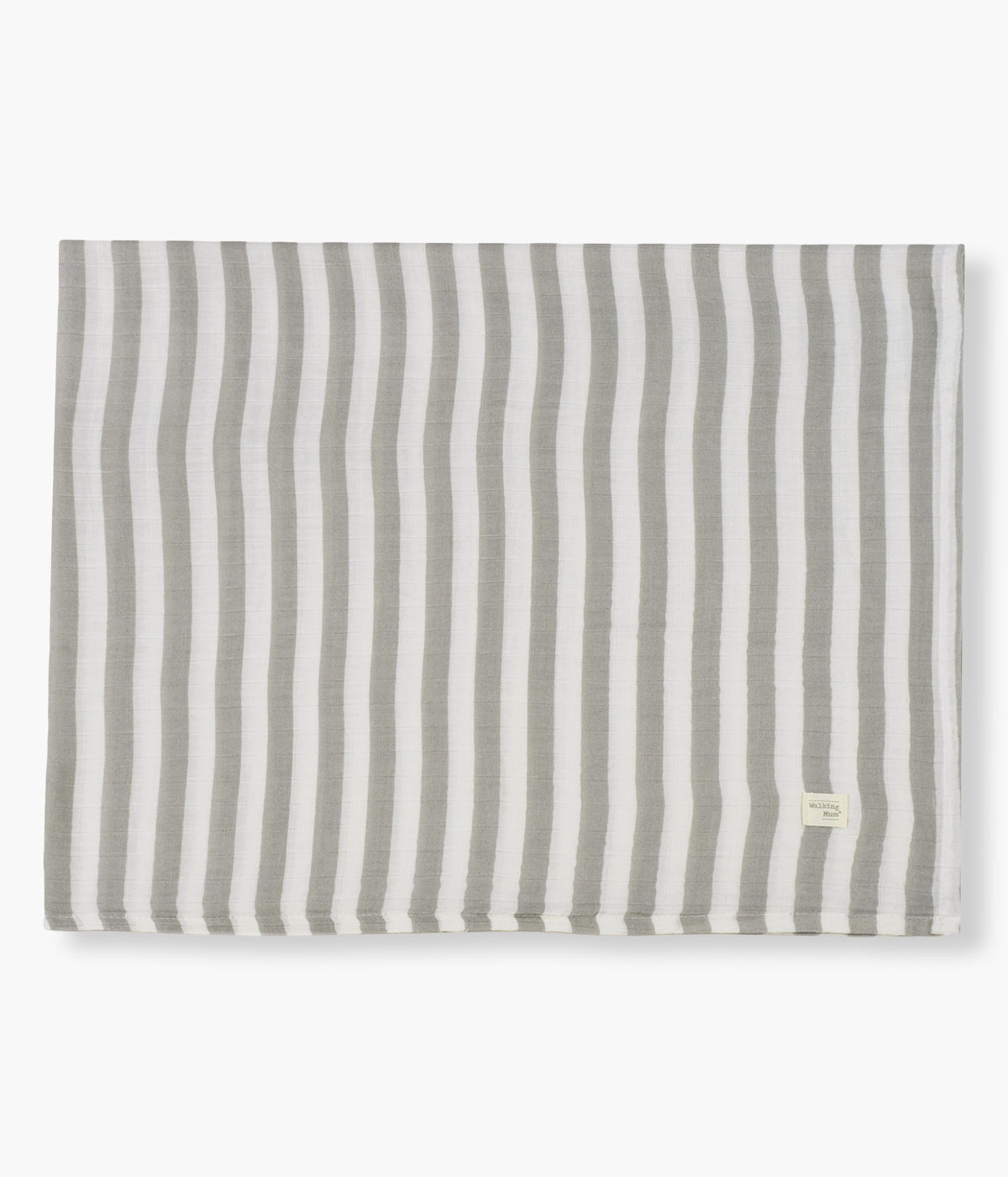 Swaddle musselina em bambu Walking Mum Sintra para bebé. Macia e delicada fralda com padrão riscas em tons de verde e bege com as dimensões de 115x115cm. Prática musselina com diversas utilizações tais como: swaddling, apoio à amamentação ou fresco cobertor.