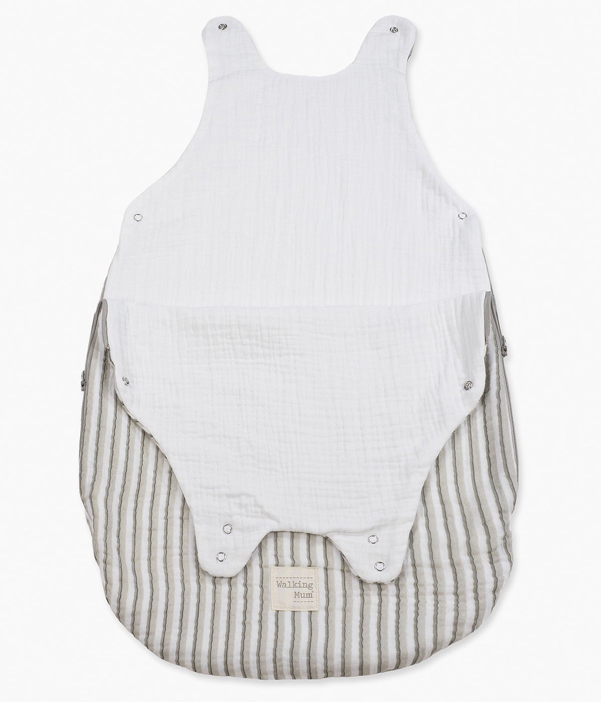 Saco de dormir para bebé Walking Mum Botton Strips com padrão riscas cinza-claro e cinza-escuro com as alças de ombro abertas.