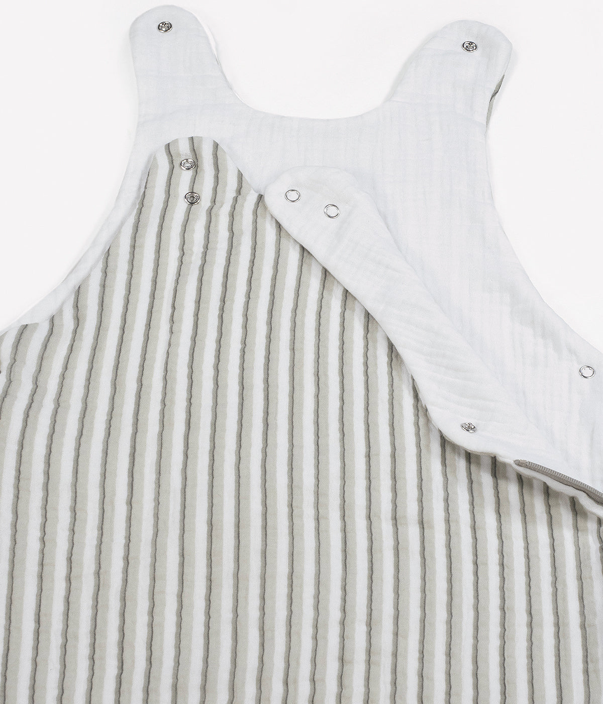 Saco de dormir para bebé Walking Mum Botton Strips com padrão riscas cinza-claro e cinza-escuro com as alças de ombro abertas.