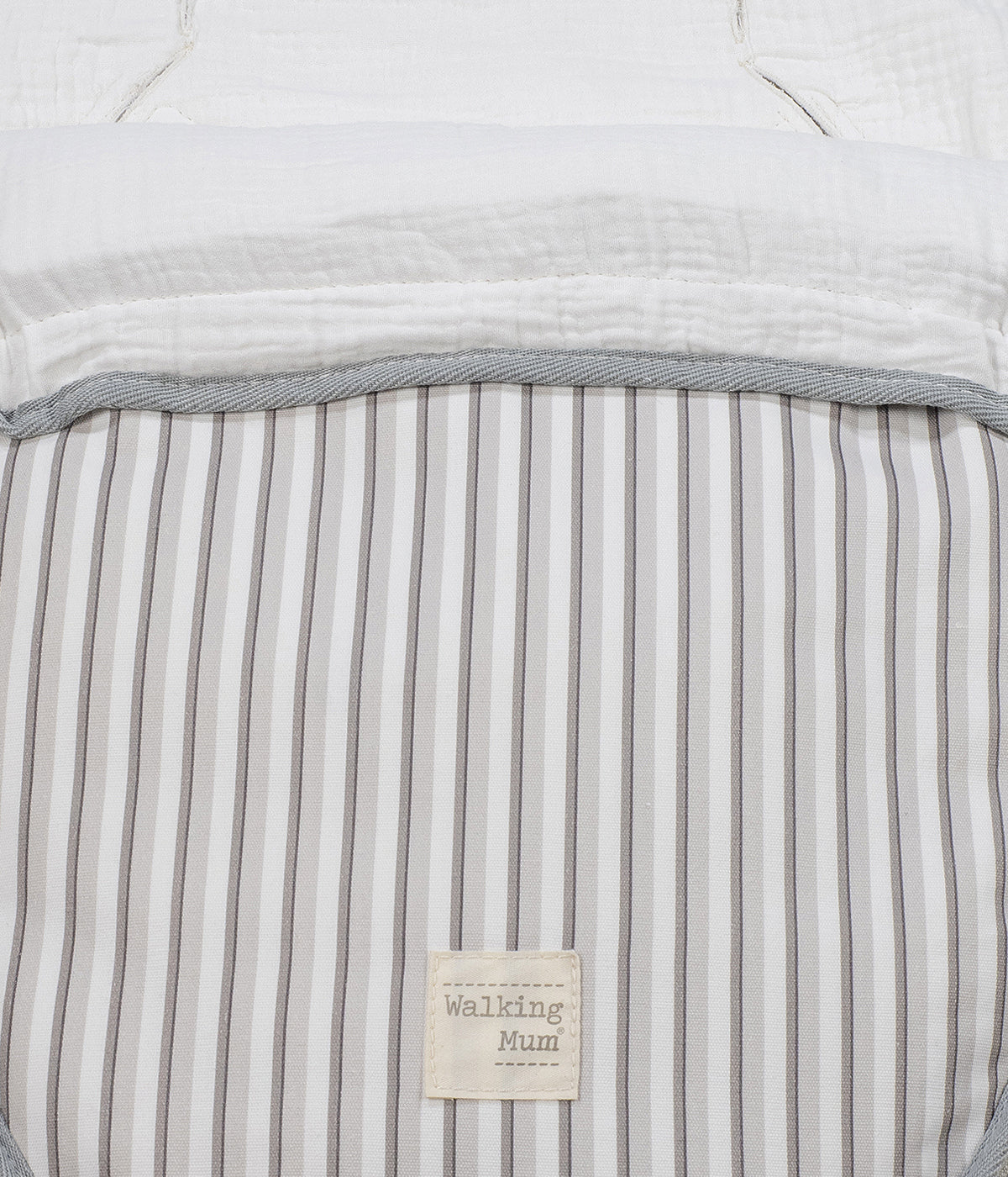 Saco de dormir 2 em 1 Walking Mum Botton Strips com elegante padrão riscas cinza-claro e cinza-escuro em fundo branco e interior em musselina, 100% algodão. Confortável saco de dormir para bebé adaptável a qualquer alcofa e babycoque grupo 0.