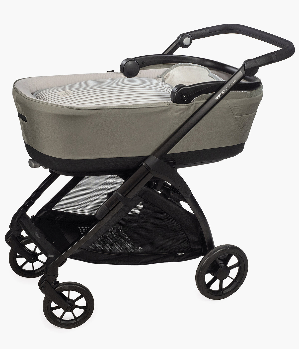 Saco de dormir 2 em 1 Walking Mum Botton Strips com elegante padrão riscas cinza-claro e cinza-escuro em fundo branco e interior em musselina, 100% algodão. Confortável saco de dormir para bebé adaptável a qualquer alcofa e babycoque grupo 0.