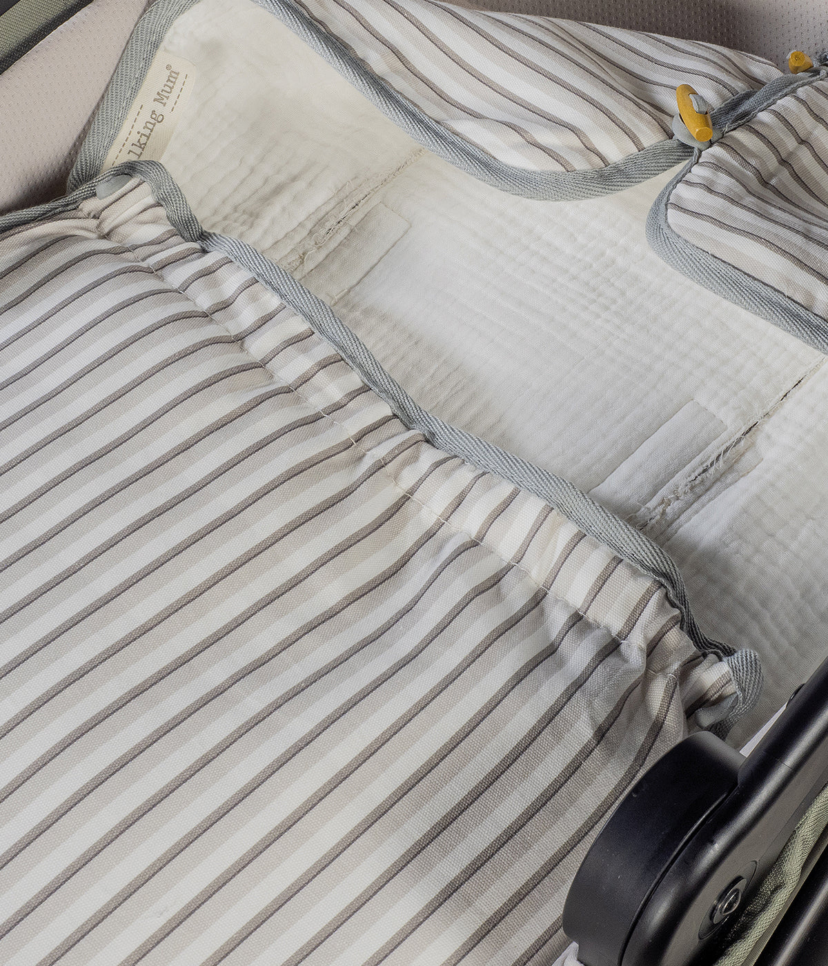 Saco de dormir 2 em 1 Walking Mum Botton Strips com elegante padrão riscas cinza-claro e cinza-escuro em fundo branco e interior em musselina, 100% algodão. Confortável saco de dormir para bebé adaptável a qualquer alcofa e babycoque grupo 0.