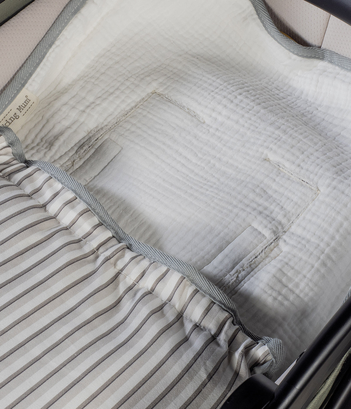 Saco de dormir 2 em 1 Walking Mum Botton Strips com elegante padrão riscas cinza-claro e cinza-escuro em fundo branco e interior em musselina, 100% algodão. Confortável saco de dormir para bebé adaptável a qualquer alcofa e babycoque grupo 0.