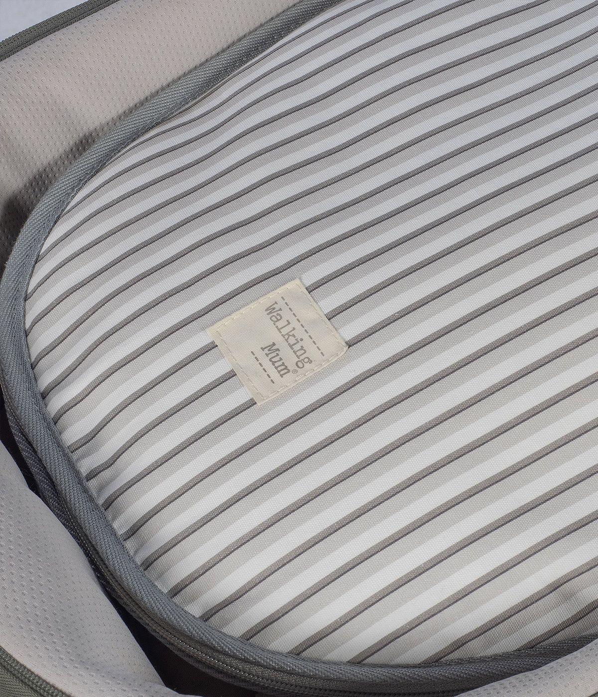 Saco de dormir 2 em 1 Walking Mum Botton Strips com elegante padrão riscas cinza-claro e cinza-escuro em fundo branco e interior em musselina, 100% algodão. Confortável saco de dormir para bebé adaptável a qualquer alcofa e babycoque grupo 0.