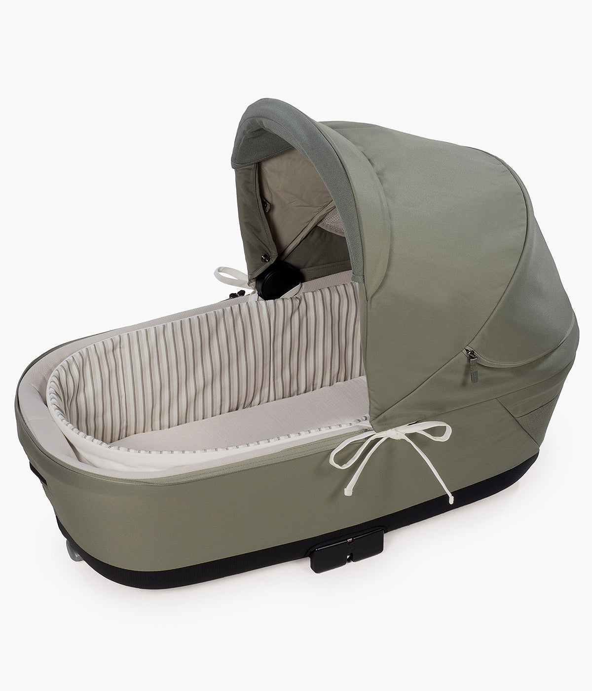 Forra para alcofa Walking Mum Botton Strips branco com padrão riscas cinza-claro e cinza-escuro, 100% algodão. Desenhado para proporcionar ao bebé o máximo conforto e elegância, este conjunto é composto por uma forra com varas e um lençol tecido musselina ajustável de toque suave e respirável, ideal para a pele delicada do recém-nascido.