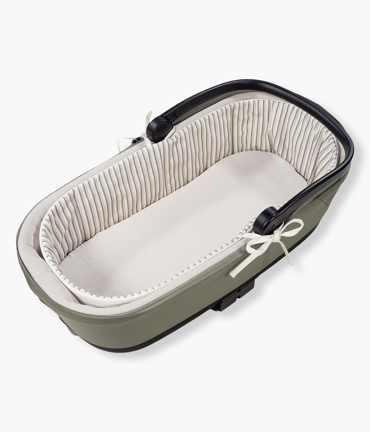 Forra para alcofa Walking Mum Botton Strips branco com padrão riscas cinza-claro e cinza-escuro, 100% algodão. Desenhado para proporcionar ao bebé o máximo conforto e elegância, este conjunto é composto por uma forra com varas e um lençol tecido musselina ajustável de toque suave e respirável, ideal para a pele delicada do recém-nascido.