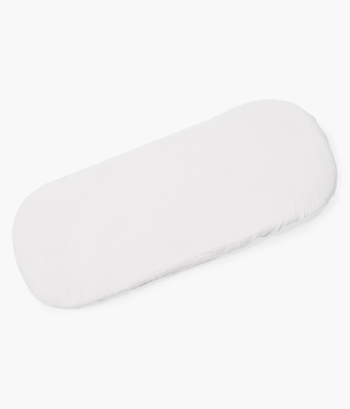 Forra para alcofa Walking Mum Botton Strips branco com padrão riscas cinza-claro e cinza-escuro, 100% algodão. Desenhado para proporcionar ao bebé o máximo conforto e elegância, este conjunto é composto por uma forra com varas e um lençol tecido musselina ajustável de toque suave e respirável, ideal para a pele delicada do recém-nascido.