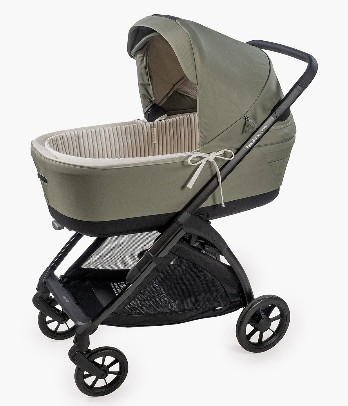 Forra para alcofa Walking Mum Botton Strips branco com padrão riscas cinza-claro e cinza-escuro, 100% algodão. Desenhado para proporcionar ao bebé o máximo conforto e elegância, este conjunto é composto por uma forra com varas e um lençol tecido musselina ajustável de toque suave e respirável, ideal para a pele delicada do recém-nascido.