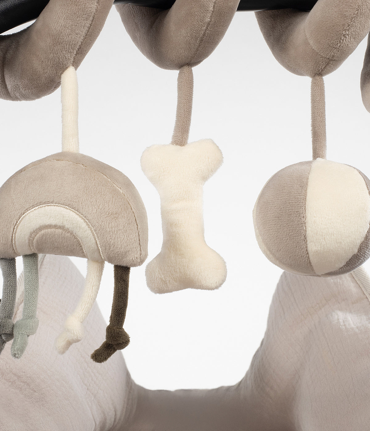 Espiral de atividades para bebé Sintra da Walking Mum em tons de bege com um peluche em forma de cão.