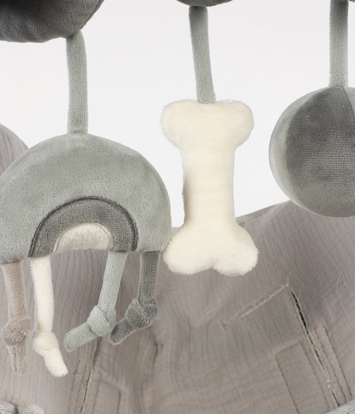 Espiral de atividades para bebé Sintra da Walking Mum verde com um peluche em forma de cão.