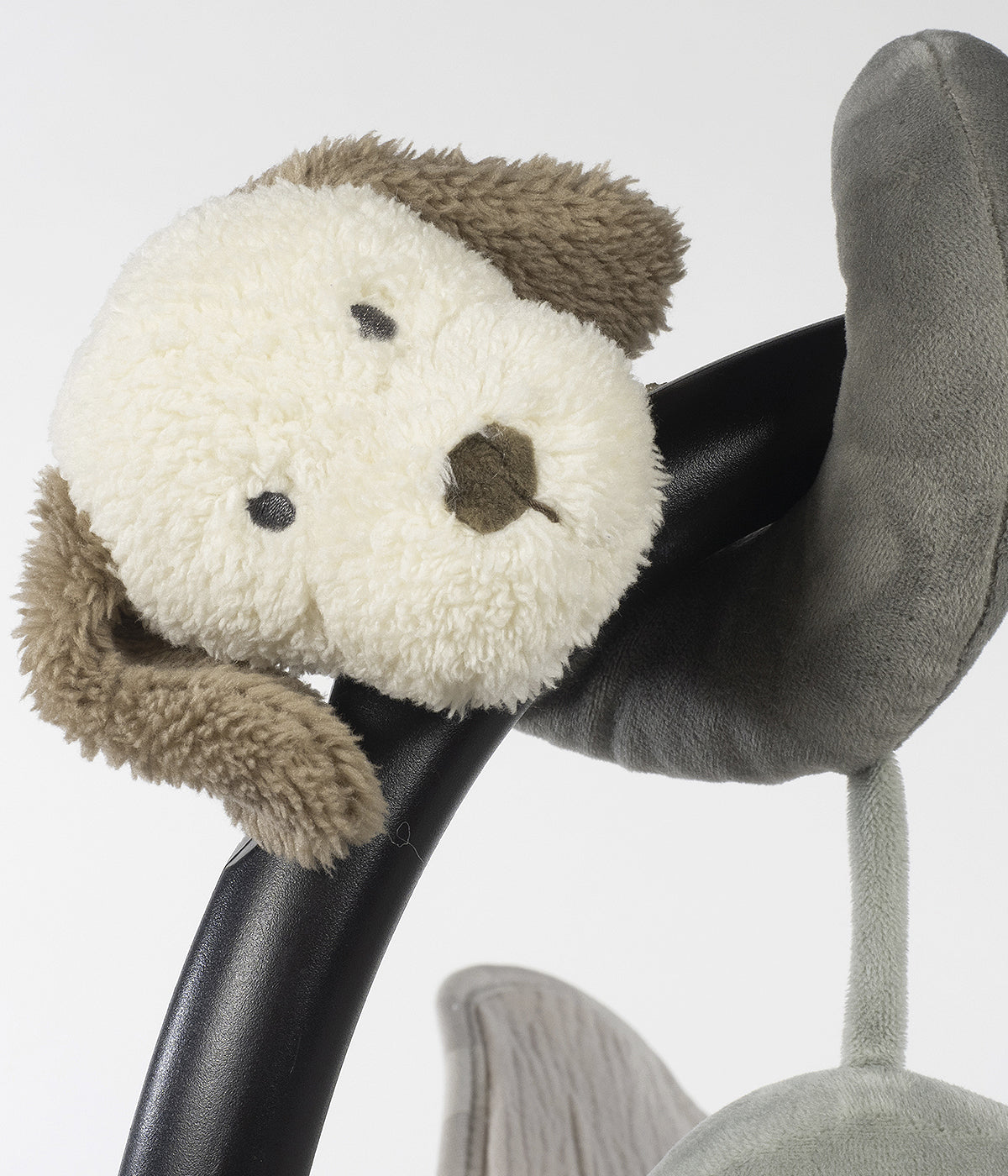 Espiral de atividades para bebé Sintra da Walking Mum verde com um peluche em forma de cão.