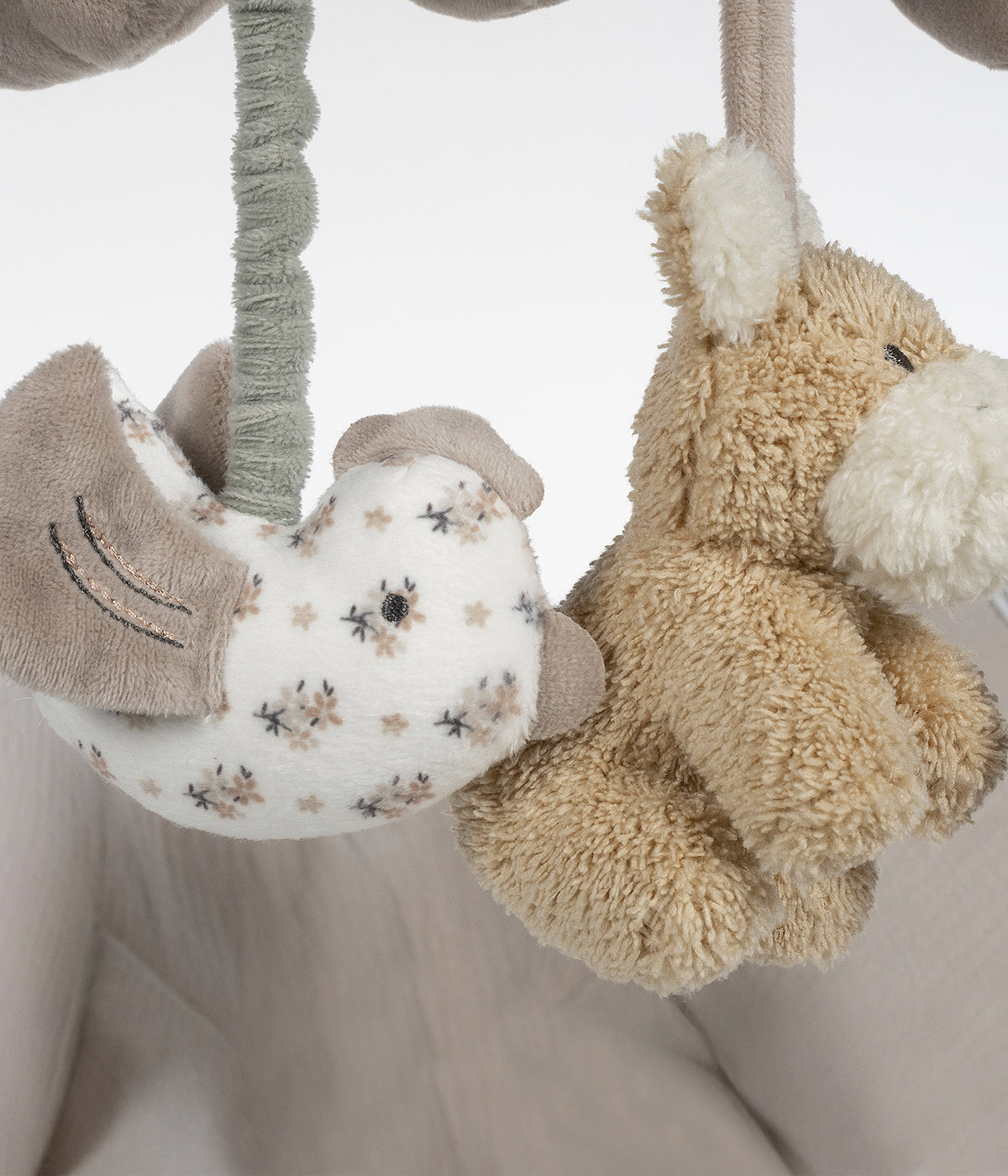 Espiral de atividades para bebé menina Botton Flowers da Walking Mum em tons de rosa e branco alia funcionalidade a estimulação sensorial. Prende-se facilmente ao carrinho, parque, ovo ou cadeira auto.