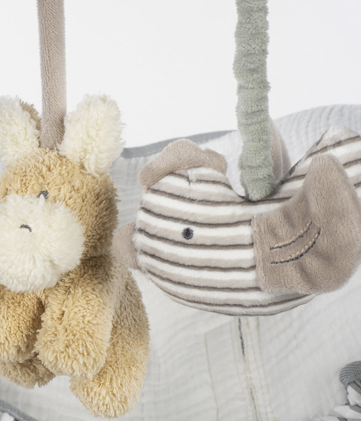 Espiral de atividades para bebé Botton Strips da Walking Mum em tons de verde e bege alia funcionalidade a estimulação sensorial.